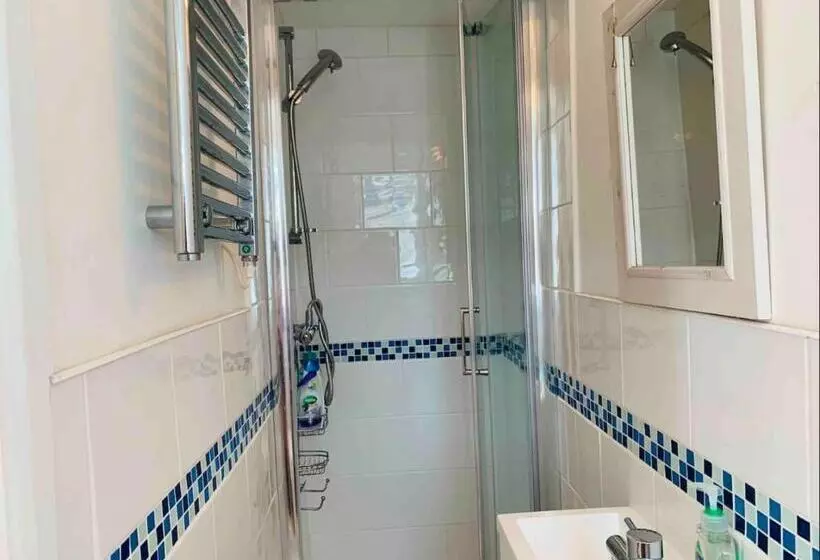 Light Airy Detached Annex 2 Min Walk Train Station