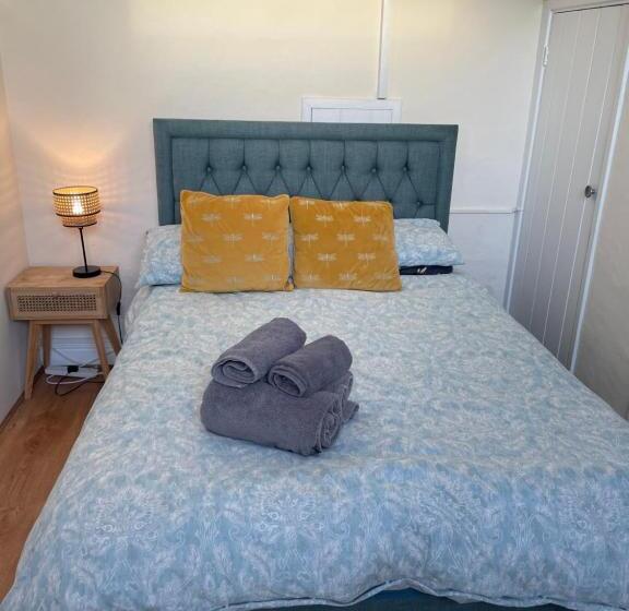 Light Airy Detached Annex 2 Min Walk Train Station