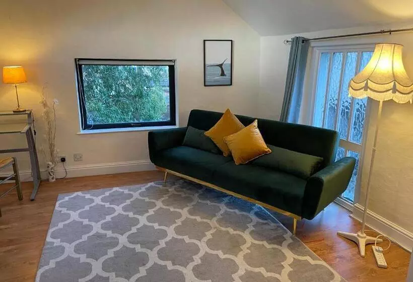 Light Airy Detached Annex 2 Min Walk Train Station