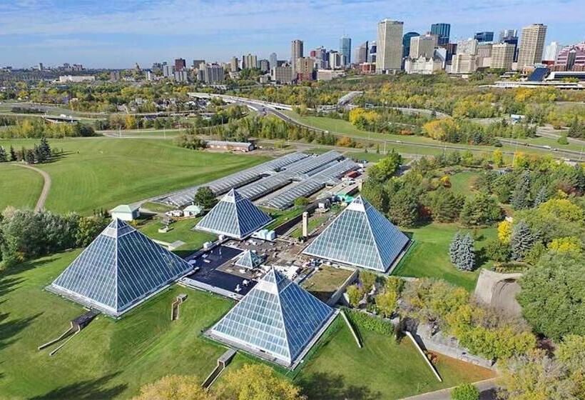 Luxurious 6 Bed Home I Fireplace I Near Sports Park I With Double Garage & Fast Wifi!