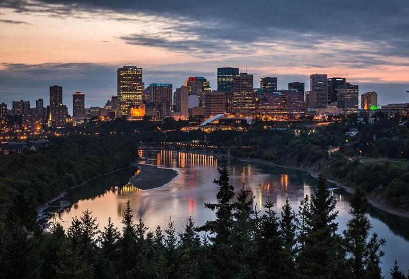 Luxurious 6 Bed Home I Fireplace I Near Sports Park I With Double Garage & Fast Wifi!