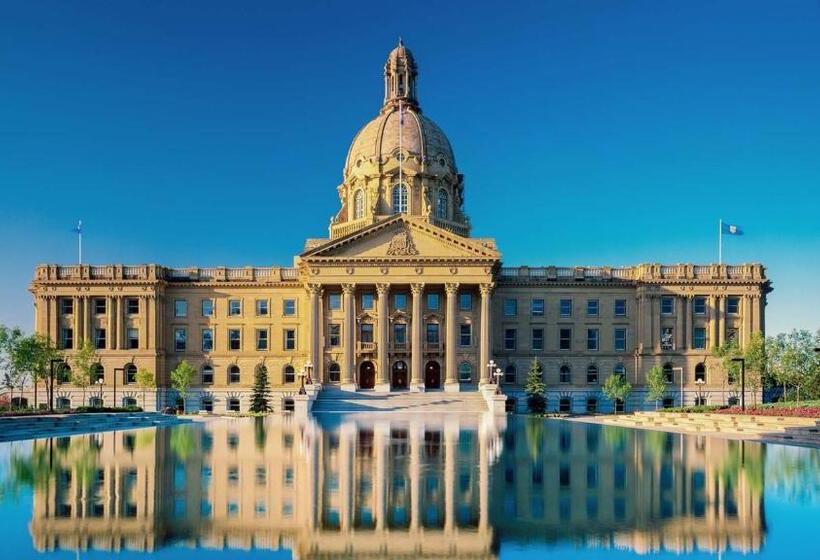 Luxurious 6 Bed Home I Fireplace I Near Sports Park I With Double Garage & Fast Wifi!