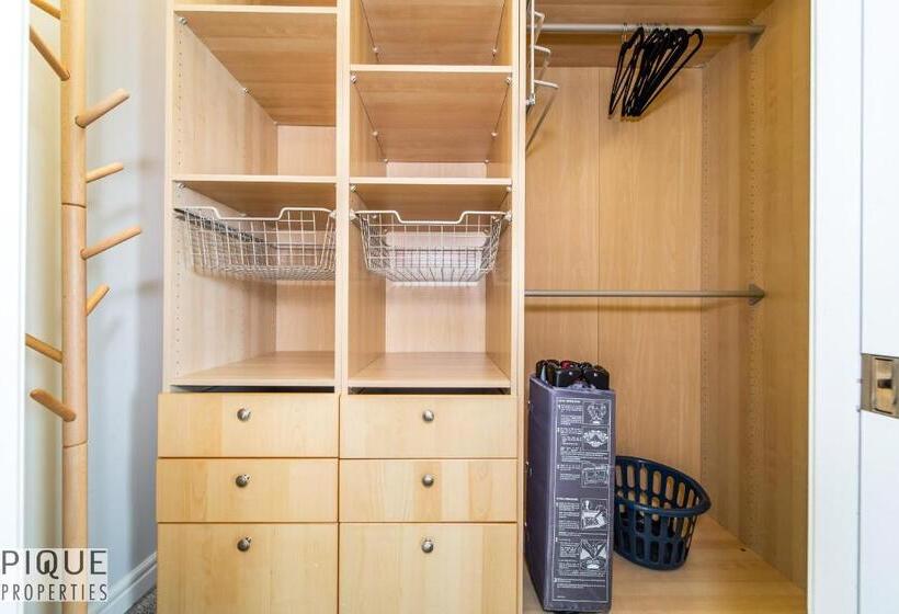 Luxurious 6 Bed Home I Fireplace I Near Sports Park I With Double Garage & Fast Wifi!