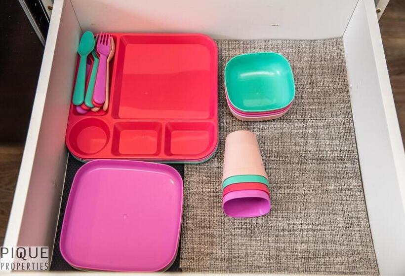 Luxurious 6 Bed Home I Fireplace I Near Sports Park I With Double Garage & Fast Wifi!