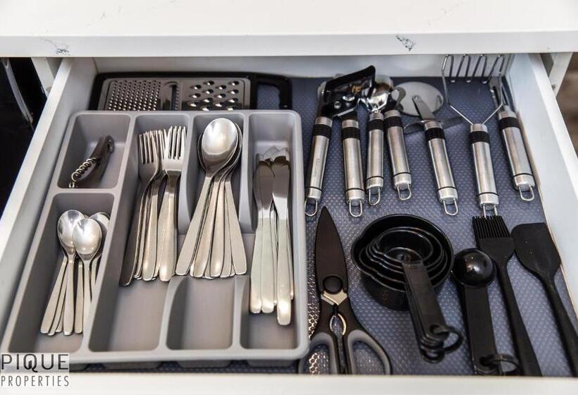 Luxurious 6 Bed Home I Fireplace I Near Sports Park I With Double Garage & Fast Wifi!