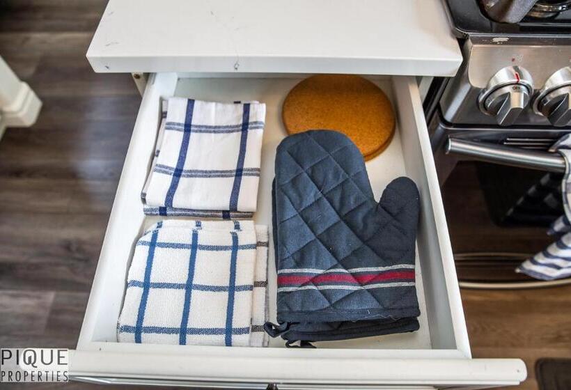 Luxurious 6 Bed Home I Fireplace I Near Sports Park I With Double Garage & Fast Wifi!