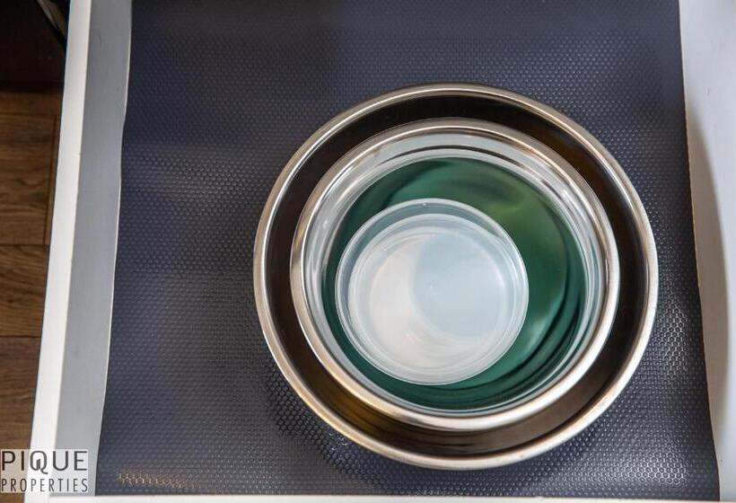 Luxurious 6 Bed Home I Fireplace I Near Sports Park I With Double Garage & Fast Wifi!