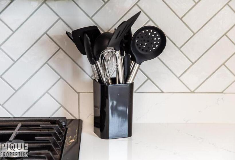 Luxurious 6 Bed Home I Fireplace I Near Sports Park I With Double Garage & Fast Wifi!