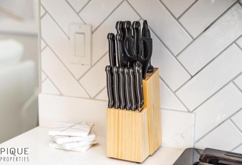 Luxurious 6 Bed Home I Fireplace I Near Sports Park I With Double Garage & Fast Wifi!