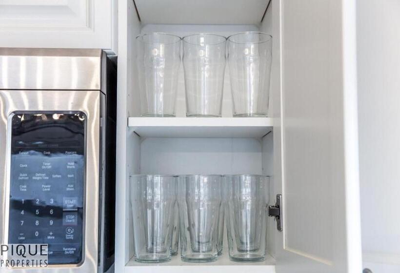 Luxurious 6 Bed Home I Fireplace I Near Sports Park I With Double Garage & Fast Wifi!