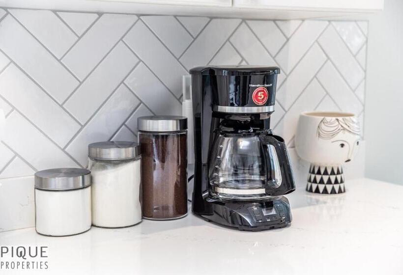 Luxurious 6 Bed Home I Fireplace I Near Sports Park I With Double Garage & Fast Wifi!