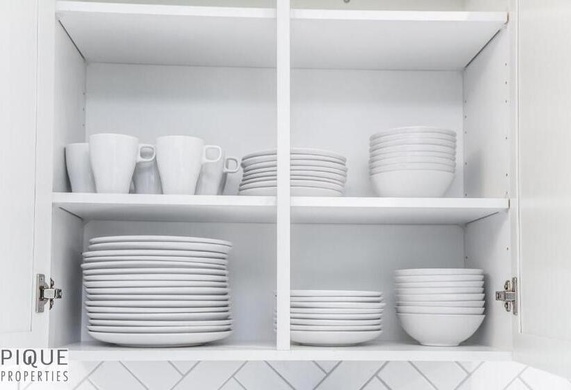 Luxurious 6 Bed Home I Fireplace I Near Sports Park I With Double Garage & Fast Wifi!