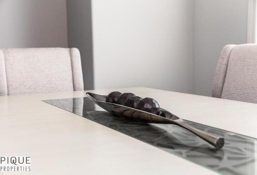 Luxurious 6 Bed Home I Fireplace I Near Sports Park I With Double Garage & Fast Wifi!