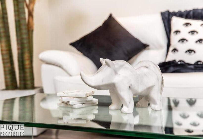 Luxurious 6 Bed Home I Fireplace I Near Sports Park I With Double Garage & Fast Wifi!