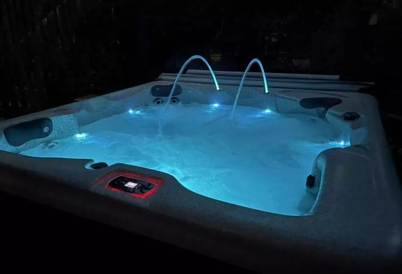 ベッドアンドブレックファースト La Suite De Charme Du Mas De La Fontaine De Jonquier Avec Spa Privatif