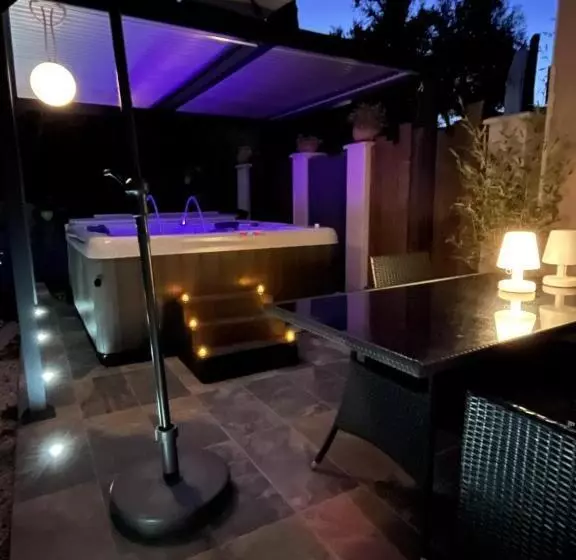 ベッドアンドブレックファースト La Suite De Charme Du Mas De La Fontaine De Jonquier Avec Spa Privatif