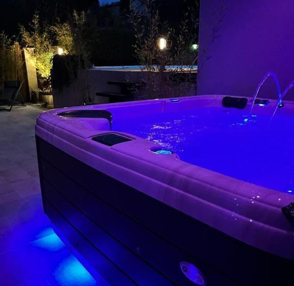 مبيت وإفطار La Suite De Charme Du Mas De La Fontaine De Jonquier Avec Spa Privatif