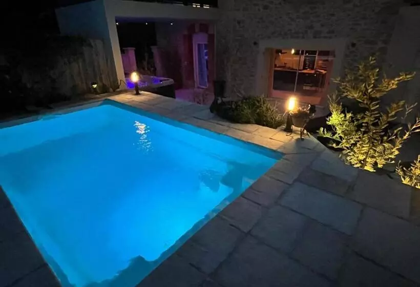 ベッドアンドブレックファースト La Suite De Charme Du Mas De La Fontaine De Jonquier Avec Spa Privatif