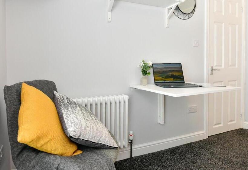 Free Parking   Heart Of The City   Superb Townhouse & Garden   Peaceful Area But Only 5min Walk To B