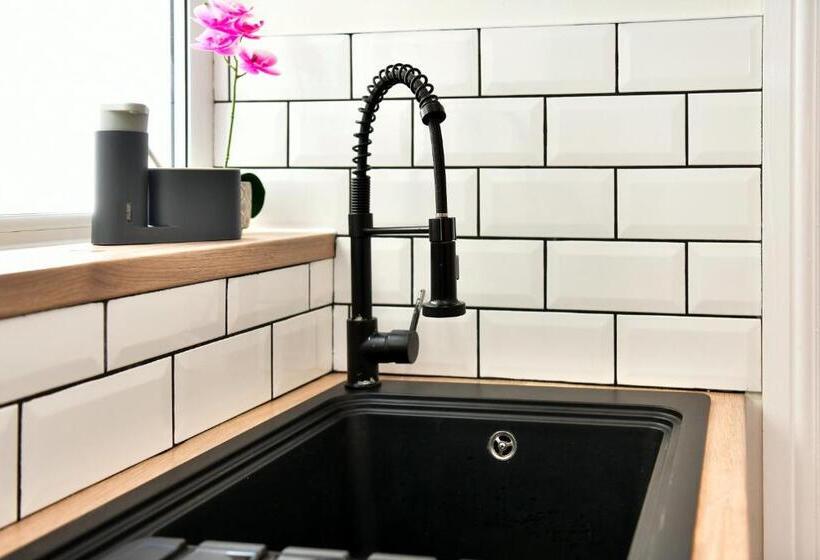 Free Parking   Heart Of The City   Superb Townhouse & Garden   Peaceful Area But Only 5min Walk To B