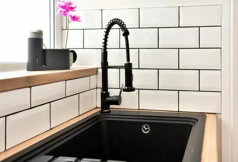 Free Parking   Heart Of The City   Superb Townhouse & Garden   Peaceful Area But Only 5min Walk To B