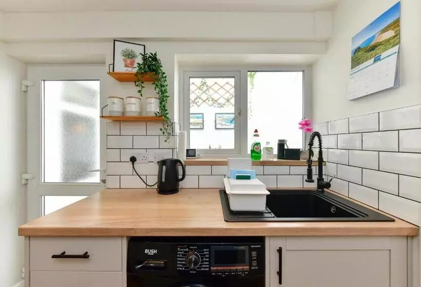 Free Parking   Heart Of The City   Superb Townhouse & Garden   Peaceful Area But Only 5min Walk To B