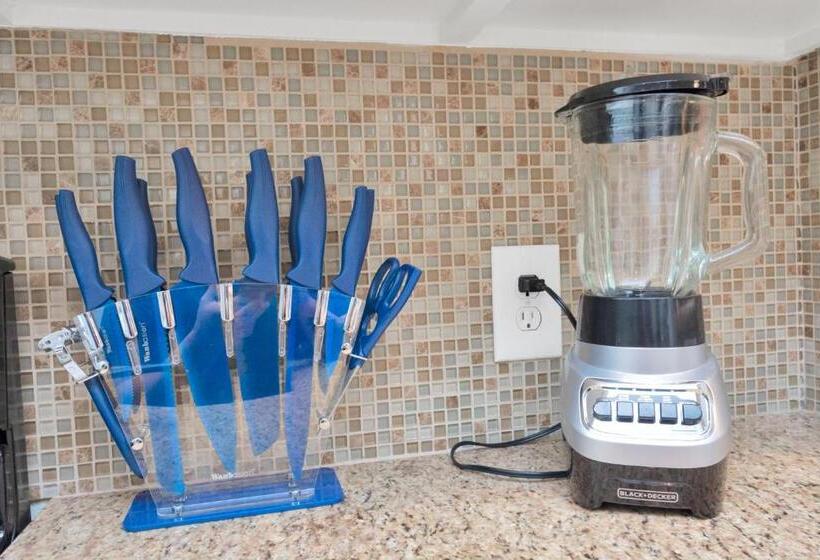 Luxury King W/resort Style Pool, Wi Fi & Parking