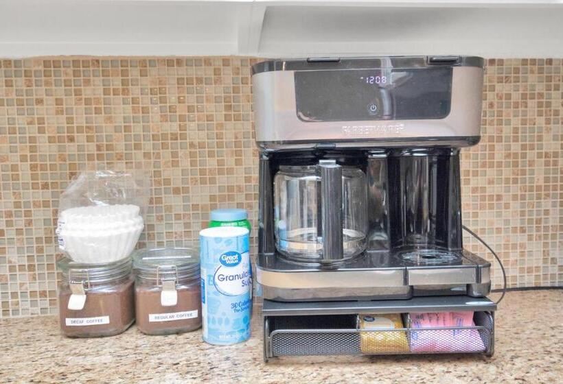 Luxury King W/resort Style Pool, Wi Fi & Parking