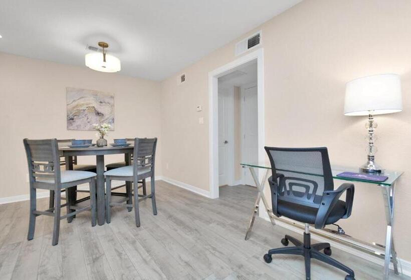 Luxury King W/resort Style Pool, Wi Fi & Parking