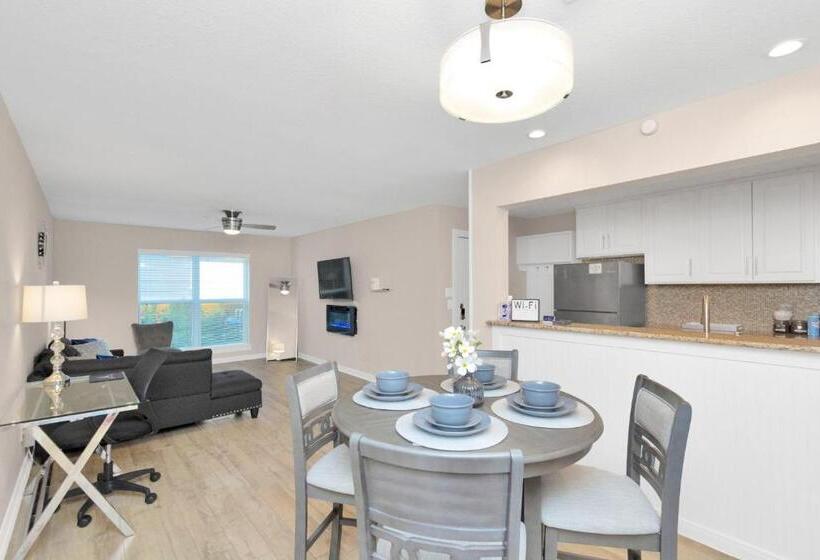 Luxury King W/resort Style Pool, Wi Fi & Parking