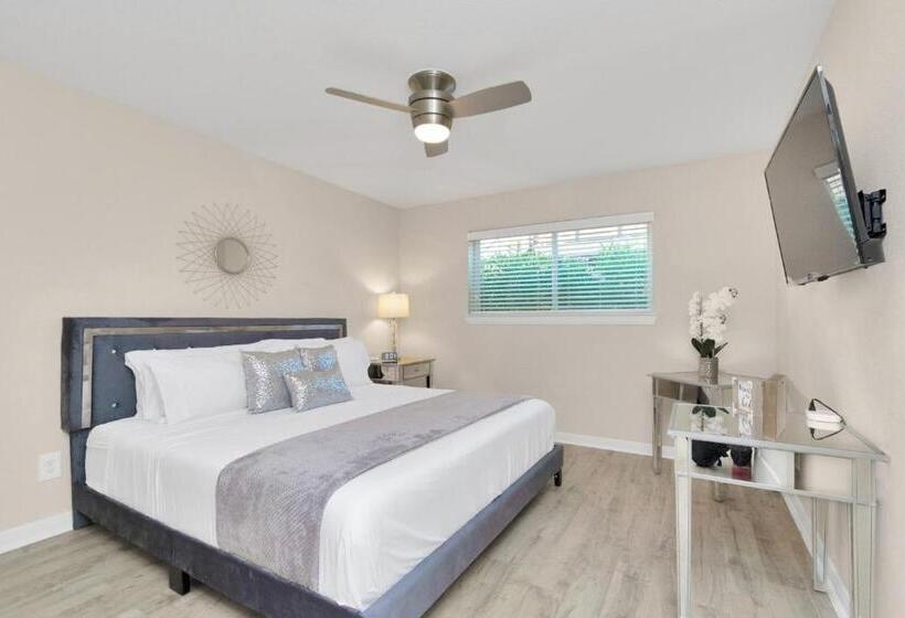 Luxury King W/resort Style Pool, Wi Fi & Parking