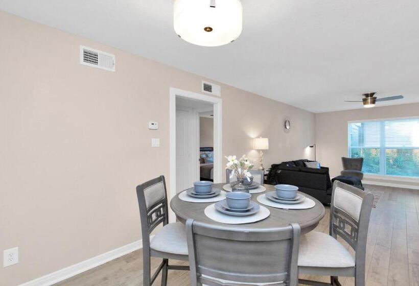 Luxury King W/resort Style Pool, Wi Fi & Parking