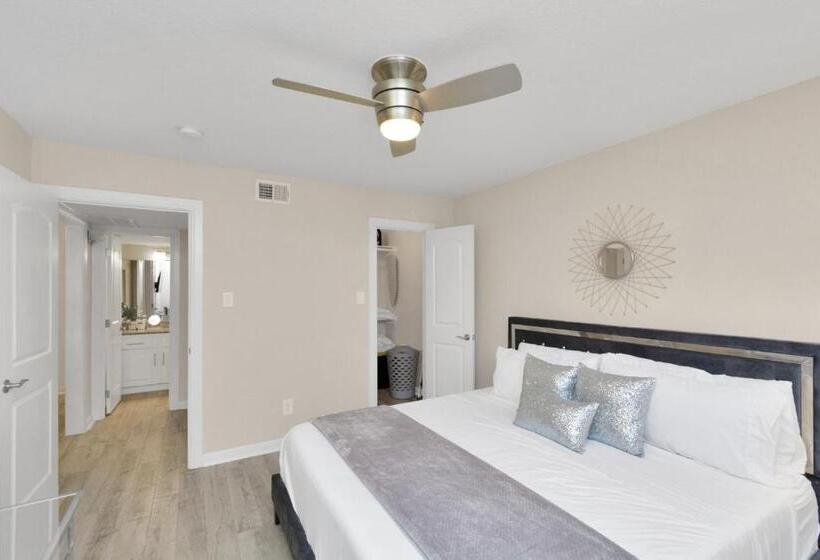 Luxury King W/resort Style Pool, Wi Fi & Parking