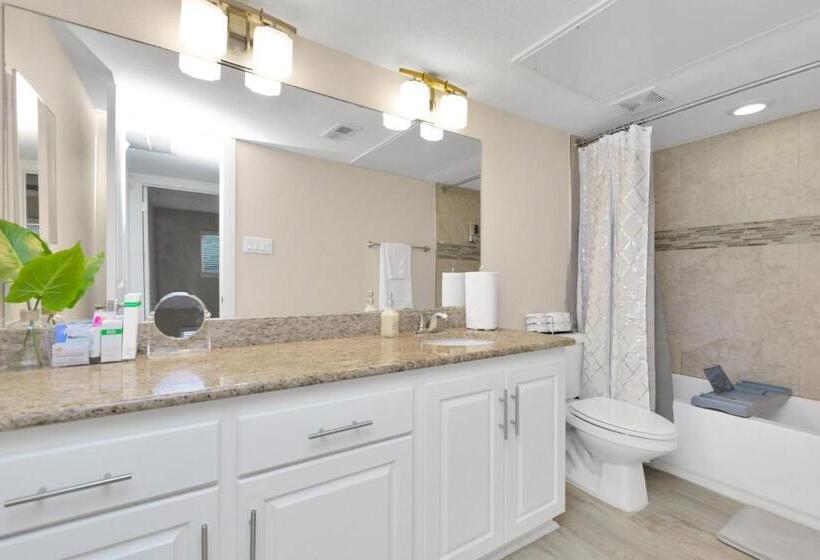 Luxury King W/resort Style Pool, Wi Fi & Parking