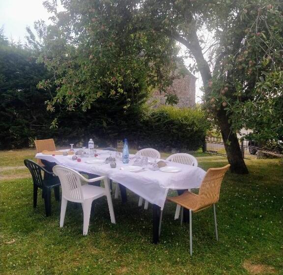 Charmante Maison Avec Cheminée, Grand Jardin Et Boxe Chevaux