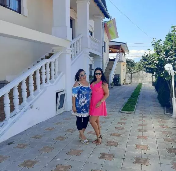 ペンション Cazare La Española