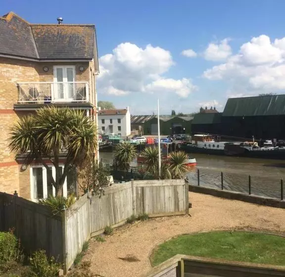 Faversham Creekside Bed And Breakfast