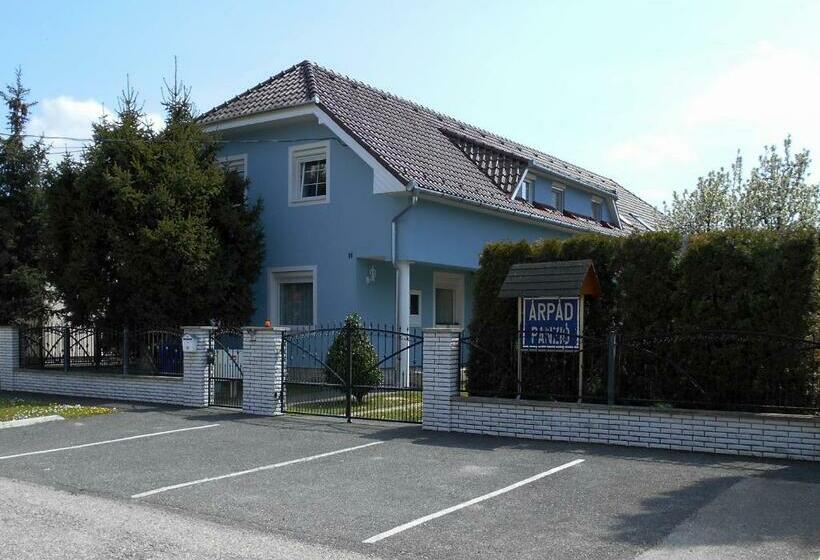 تختخواب و صبحانه árpád Panzió