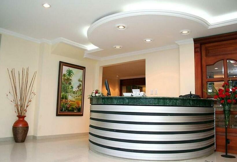 هتل Casa Madrigal