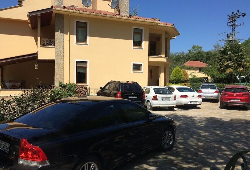 בית מלון כפרי Sarikonaklar Garden Village