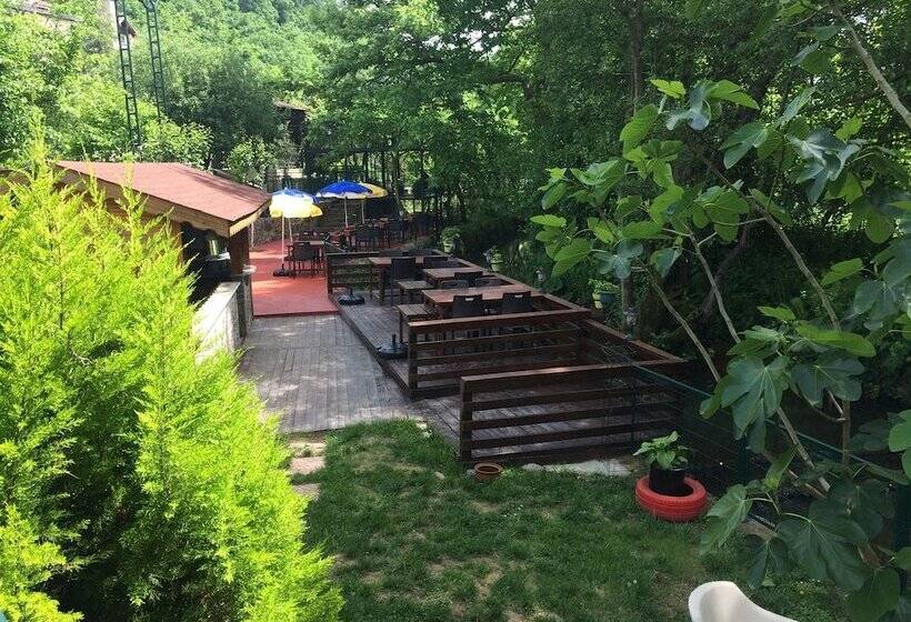 בית מלון כפרי Sarikonaklar Garden Village