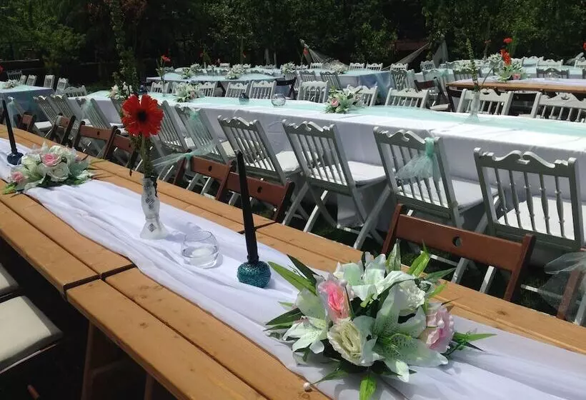 Hotelli Sarikonaklar Garden Village