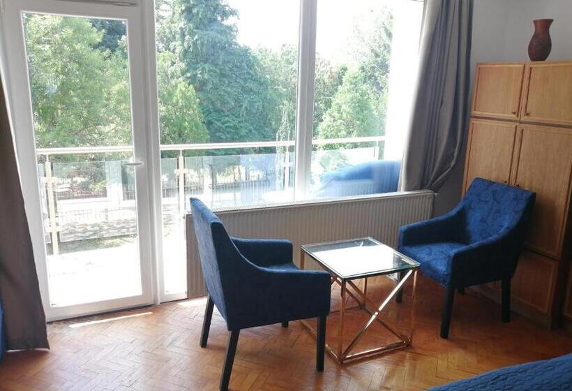 펜션 Ari Villa Révfülöp