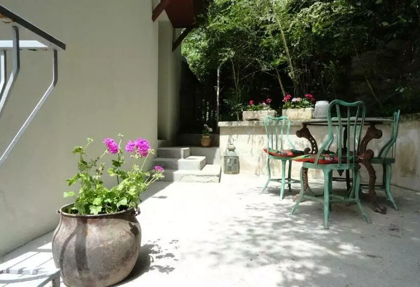 Majatalo Castel Rouge