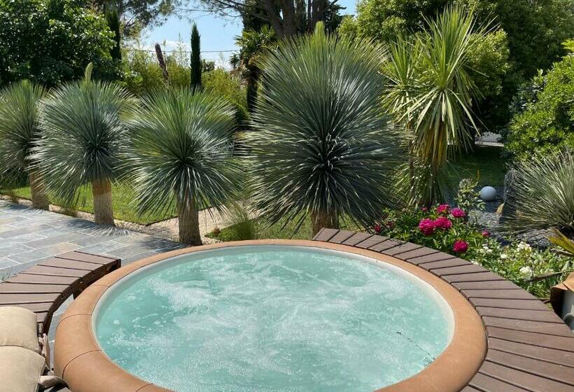 پانسیون Le Cherche Midi, Entre Nîmes, Le Pont Du Gard, Uzès, Arles