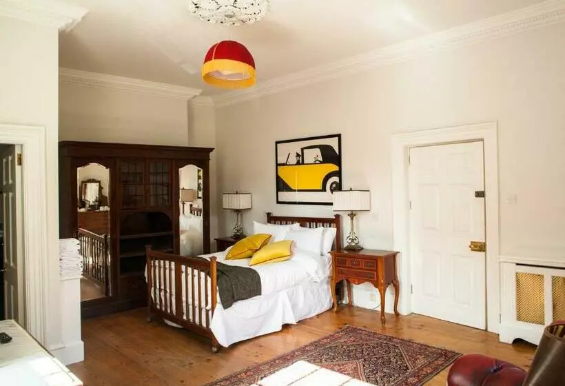 پانسیون The Historical Harcourt Suites