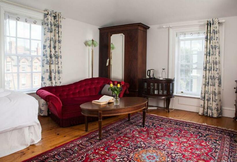 פנסיון The Historical Harcourt Suites