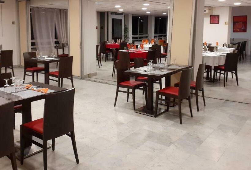 Отель Hôtel Saint Roch