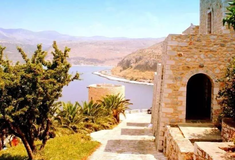 فندق Limeni Village