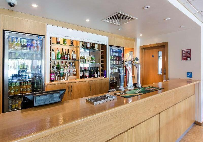 فندق Travelodge Sunbury M3